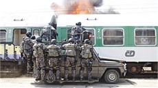 Taktické policejní cviení proti teroristm v elezniním depu v eské Tebové.