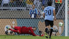 MÍ LETÍ MIMO. Brazilský branká Julio Cesar proti penalt zasáhl úspn.