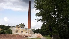 Více ne 60 metr vysoký cihlový komín bývalé textilní továrny na Asku a