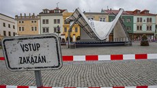 Z�ícené podium na Velkém nám�stí v Krom��í�i.