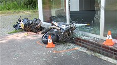 Motorka se po stetu rozlomila na dv poloviny, které prolétly sklennou