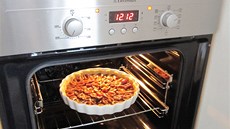 Kolá� dejte péct na 20 minut do p�edeh�áté trouby na 200° C.