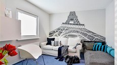 Pokoj syna zdobí ást Eiffelovy ve, kterou podle návrhu Markéty na stnu