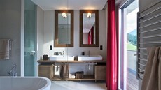 Koupelna je obloená velkoformátovou dlabou Techlam od panlské znaky...