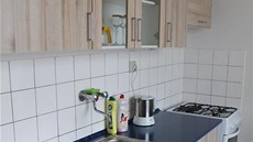 Kuchyn je opravdu malá, jídelní stl pro tyi osoby se do ní nevejde. 