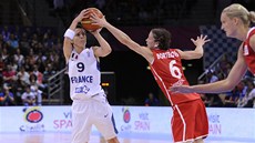 Francouzská basketbalistka Céline Dumercová  stílí pes bránící Veroniku