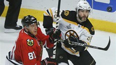 Jaromír Jágr (vpravo) z Bostonu a Marián Hossa z Chicaga sledují kam dopadne