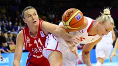 Česká basketbalistka Michaela Zrůstová (vpravo) s souboji s Ivankou Matičovou z