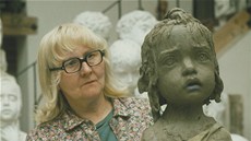 Sochaka Marie Uchytilová pracuje na pomníku lidických dtí.