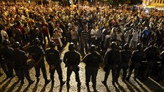 �ada policist� proti davu demonstrant� v Rio de Janeiro v pond�lí 24. �ervna