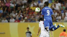Mario Balotelli z Itálie p�esko�il v hlavi�kovém souboji Japonce Jasujukiho