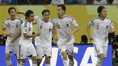 Japontí fotbalisté slaví gól proti Itálii, astný stelec indi Okazaki nosí