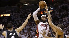 LeBron James z Miami proti pesile obránc San Antonia, vlevo Danny Green,