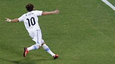 Diego Forlán z Uruguaye slaví sv�j vít�zný gól proti Nigérii.