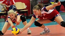 �eské volejbalové juniorky Marie Kurková (vlevo) a Klára  Melicharová zasahují