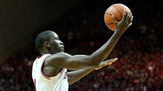 Victor Oladipo p�i nájezdu do ko�e.  