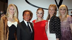 Claudia Schifferová, Valentino, Natalia Vodianová, Eva Herzigová a Nadja...