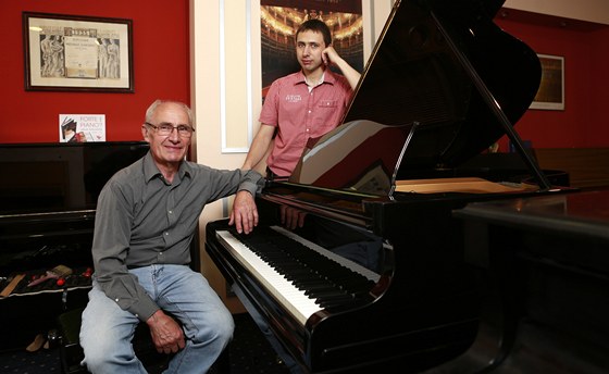 Renovace nástroje trvá měsíc i déle, říkají klavírníci Ferdinand a Jan Rendlovi.