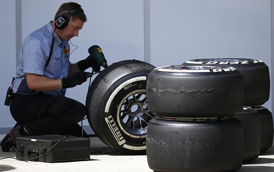 CO S TÍM. Technik firmy Pirelli zkoumá pneumatiky bhem Velké ceny Velké