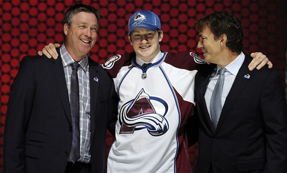 Jednika draftu hokejové NHL v roce 2013 Nathan MacKinnon se zástupci Colorada...
