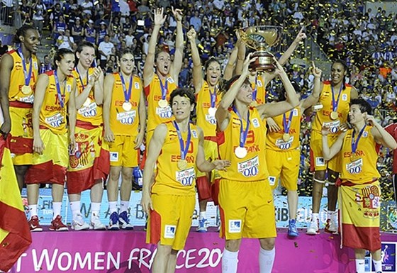 Basketbalistky panlska s trofejí pro mistryn Evropy