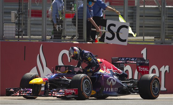 KONEC. Sebastian Vettel Velkou cenu Británie nedokonil.