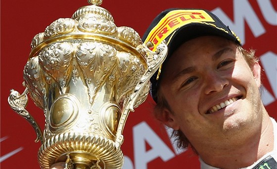 NAPROSTÁ SPOKOJENOST. Nico Rosberg s trofejí pro vítze Velké ceny Británie.