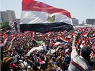 Masové protesty proti prezidentovi Mursímu na Tahrírském námstí v Káhie.