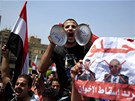 Masové protesty proti prezidentovi Mursímu ped prezidentským palácem v Káhie.