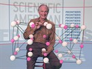 Alan Alda uvádl poad Scientific American Frontiers pro PBS (americká...