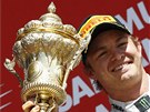 NAPROSTÁ SPOKOJENOST. Nico Rosberg s trofejí pro vítze Velké ceny Británie.