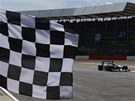 PRVNÍ. Nico Rosberg projídí cílem okruhu v Silverstone.