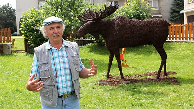 Autor Jaroslav efl strvil pi vrob sochy 250 hodin istho asu.