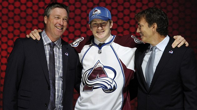 Jednika draftu hokejov NHL v roce 2013 Nathan MacKinnon se zstupci Colorada Avalanche, Patrickem Royem (vlevo) a Joe Sakicem (vpravo). 