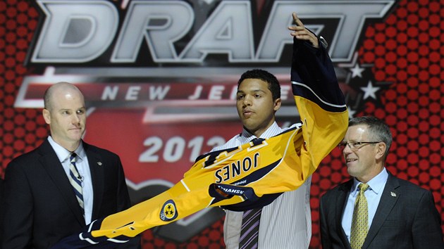 tyka draftu hokejov NHL v roce 2013 Seth Jones oblk dres Nashvillu Predators. 