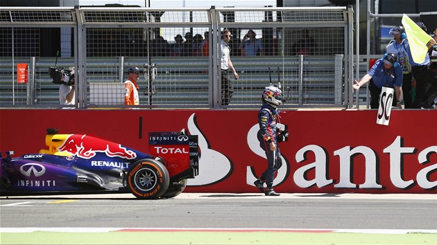 AMPION NEDOJEL. Sebastianu Vettelovi zkazila nladu porouchan pevodovka.