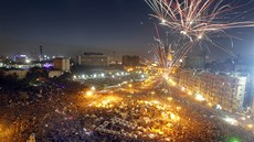 Ohostroj nad Tahrírským námstím bhem statisícových protest proti Mursímu