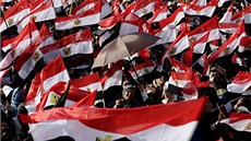 Roj egyptských vlajek na statisícovém protestu proti Mursímu (30. ervence 2013)