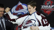 Jednika draftu hokejové NHL v roce 2013 Nathan MacKinnon obléká dres Colorada