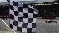 PRVNÍ. Nico Rosberg projíždí cílem okruhu v Silverstone.