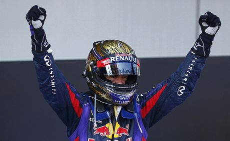 VÍTZ. Nmecký pilot Sebastian Vettel ze stáje Red Bull se raduje z vítzství v