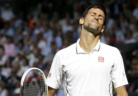 TOHLE NEVYLO. Srbsk tenista Novak Djokovi smutn bhem finle Wimbledonu.