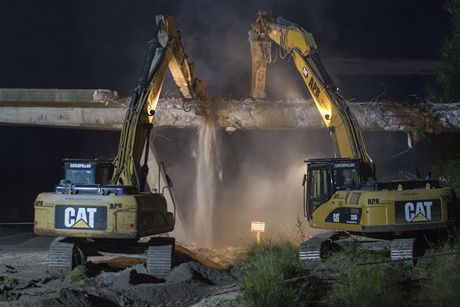 I tentokrát se budou mosty pes D1 bourat bhem noci. Na snímku demolice mostu u Velké Bítee, která probhla v ervenci.