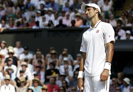 TO SNAD NE. Tak vypad vraz Novaka Djokovie bhem wimbledonskho finle.