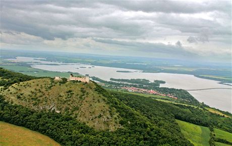 Silueta zíceniny Díví hrady nad nádremi Nové Mlýny