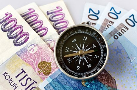 S faktem, e euro dnes stojí 27 korun, se firmy v regionu srovnávají rzn. (Ilustraní snímek)