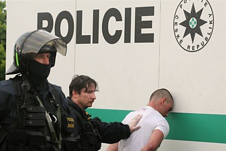 Pi protiromských protestech v eských Budjovicích policisté v sobotu zatkli a pozdji propustili 136 lidí.