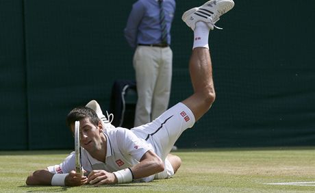 TVRD DOPAD: Novak Djokovi se v prbhu semifinle Wimbledonu proti Juanu