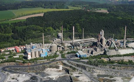 Cementárna v Prachovicích patí firm Holcim