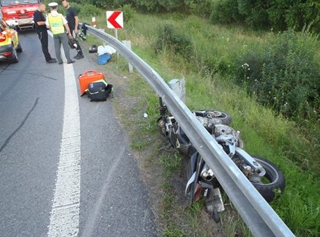 Na dálniním pivadi u Ejpovic na Plzesku v nedli veer narazil idi motocyklu do svodidel.